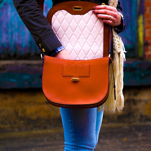 Une bloggeuse portant son sac à main 1