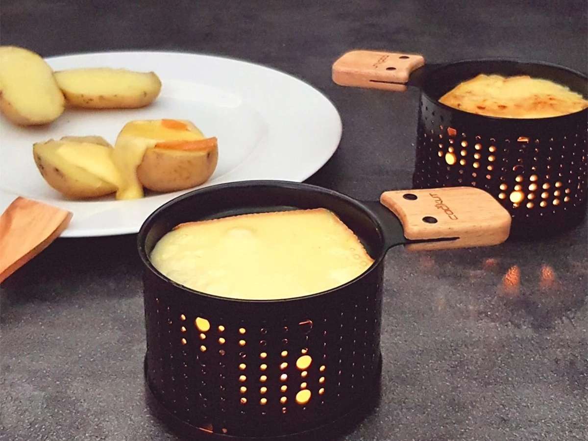 un fromage qui fond à la bougie dans le cadre d'une raclette