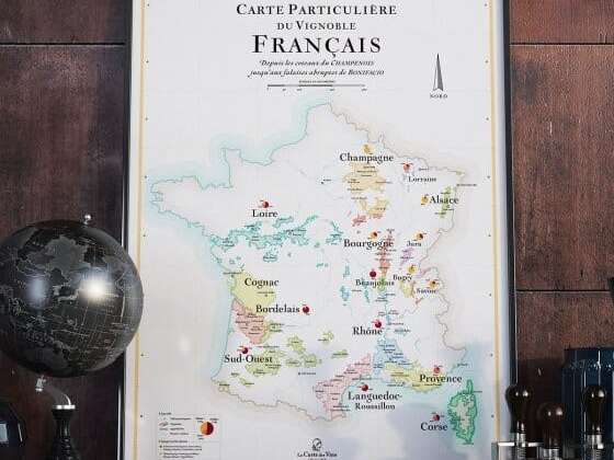 Une série d'affiches de la carte particulière des vins de France