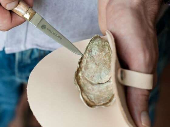 Un kit avec protège-main en cuir naturel et un couteau à huîtres