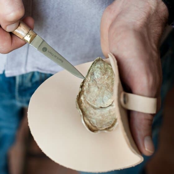 Un kit avec protège-main en cuir naturel et un couteau à huîtres