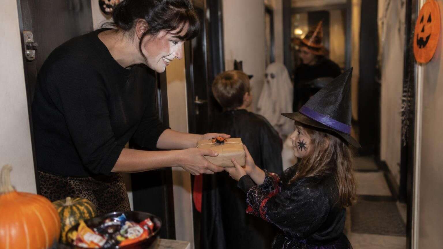 halloween devient une occasion d’offrir des cadeaux ? découvrez les tendances, les idées originales et les raisons de cette nouvelle tradition.