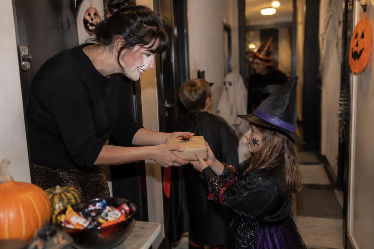 halloween devient une occasion d’offrir des cadeaux ? découvrez les tendances, les idées originales et les raisons de cette nouvelle tradition.