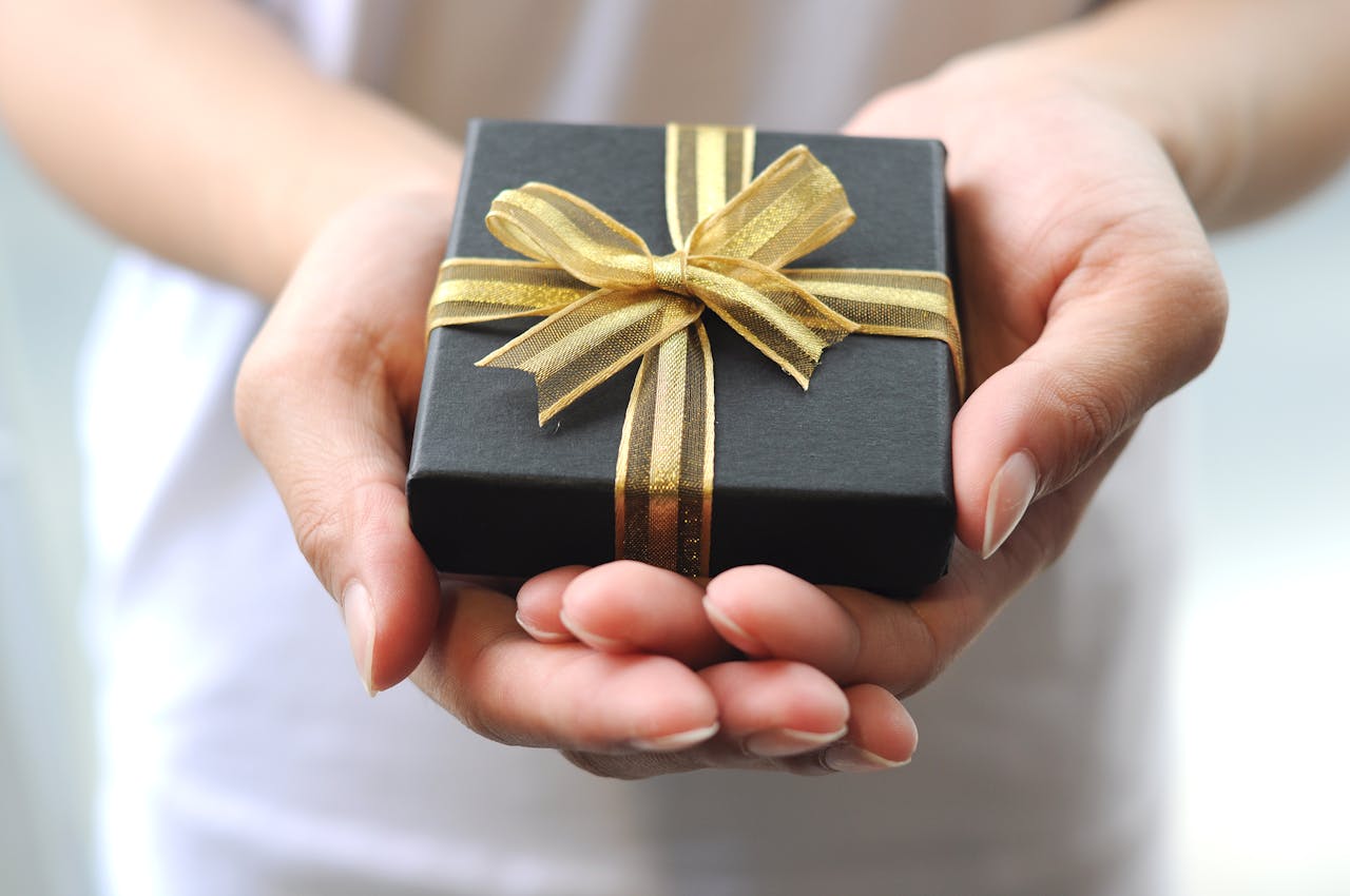 découvrez comment certains cadeaux peuvent sembler bien plus précieux qu'ils ne le sont réellement, pour faire plaisir sans se ruiner.